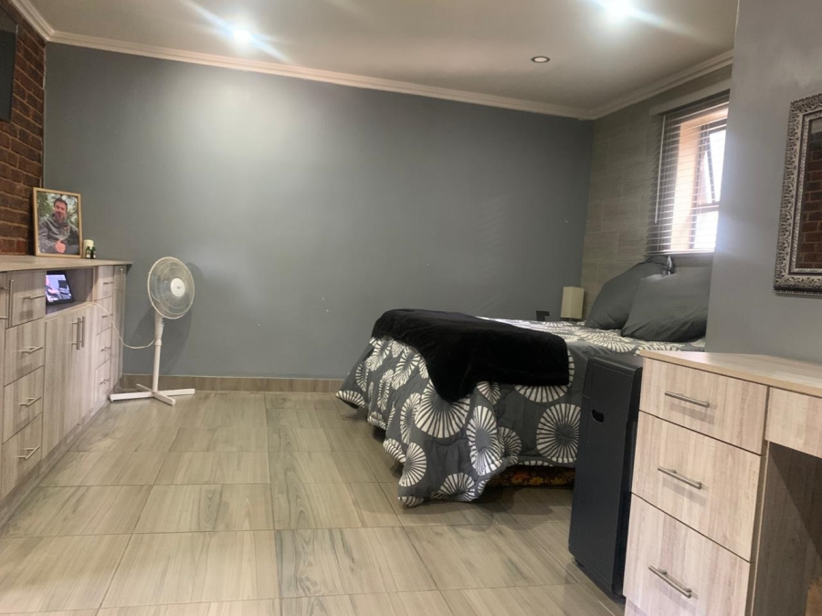 4 Bedroom Property for Sale in Bonaero Park Gauteng