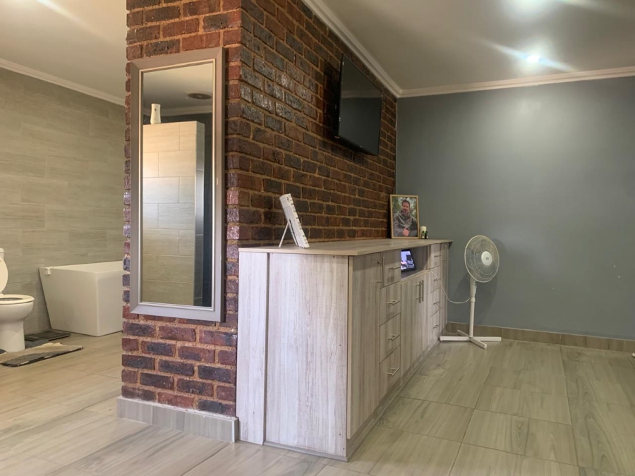 4 Bedroom Property for Sale in Bonaero Park Gauteng