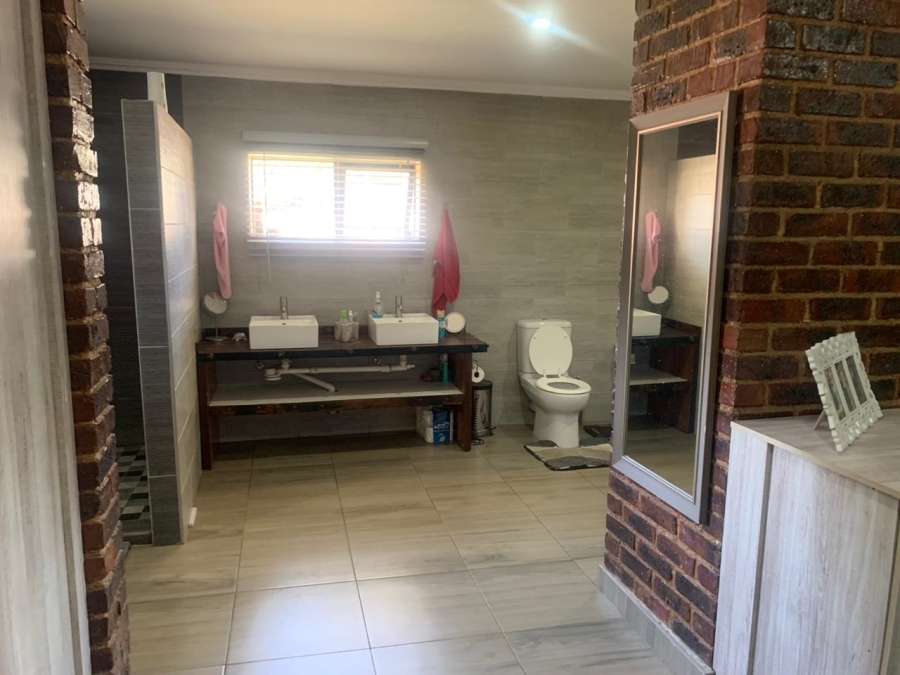 4 Bedroom Property for Sale in Bonaero Park Gauteng
