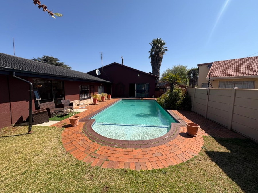 5 Bedroom Property for Sale in Witpoortjie Gauteng