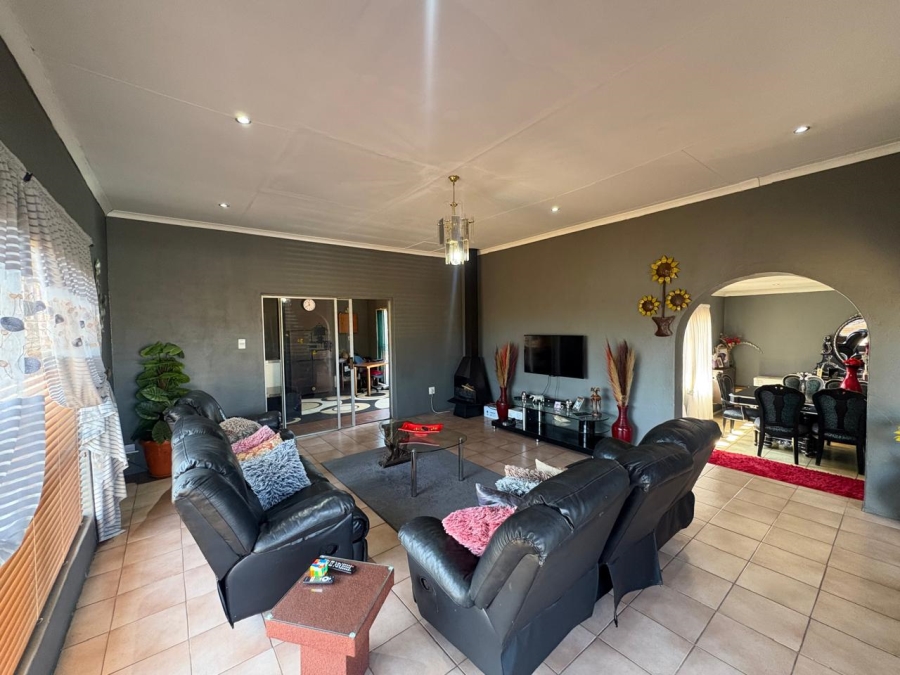 5 Bedroom Property for Sale in Witpoortjie Gauteng