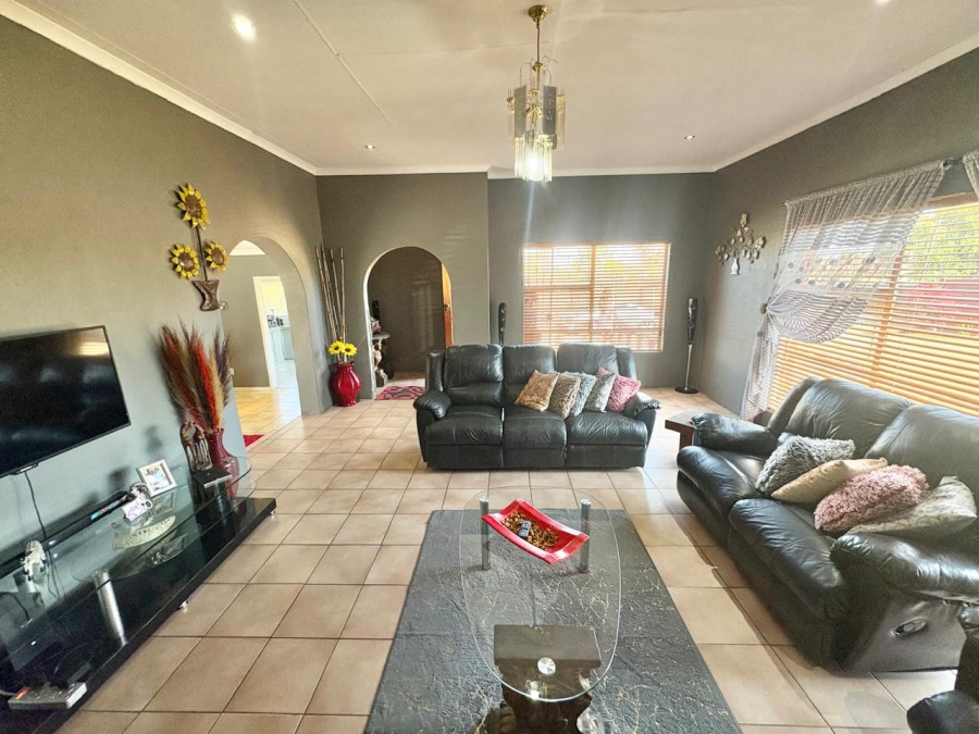 5 Bedroom Property for Sale in Witpoortjie Gauteng