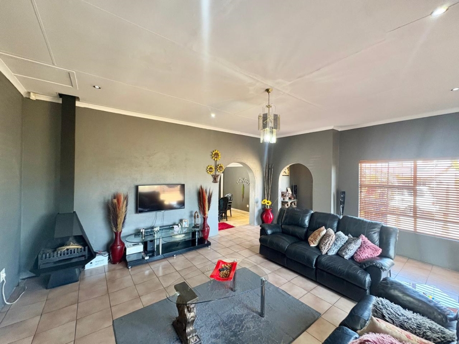 5 Bedroom Property for Sale in Witpoortjie Gauteng