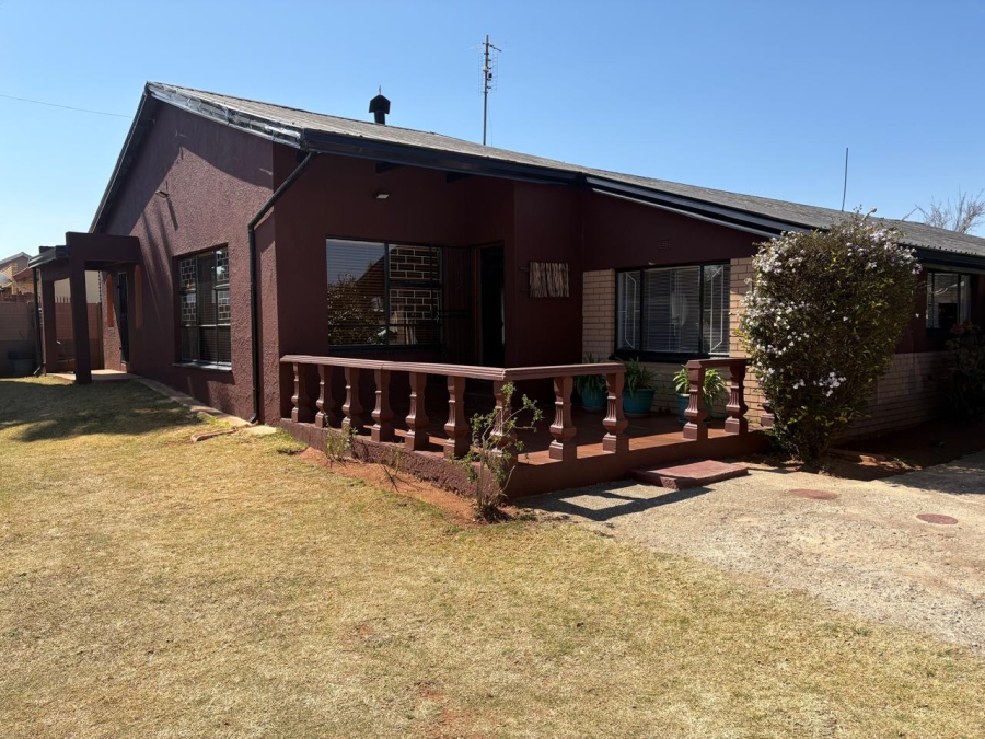 5 Bedroom Property for Sale in Witpoortjie Gauteng