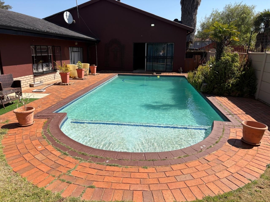 5 Bedroom Property for Sale in Witpoortjie Gauteng