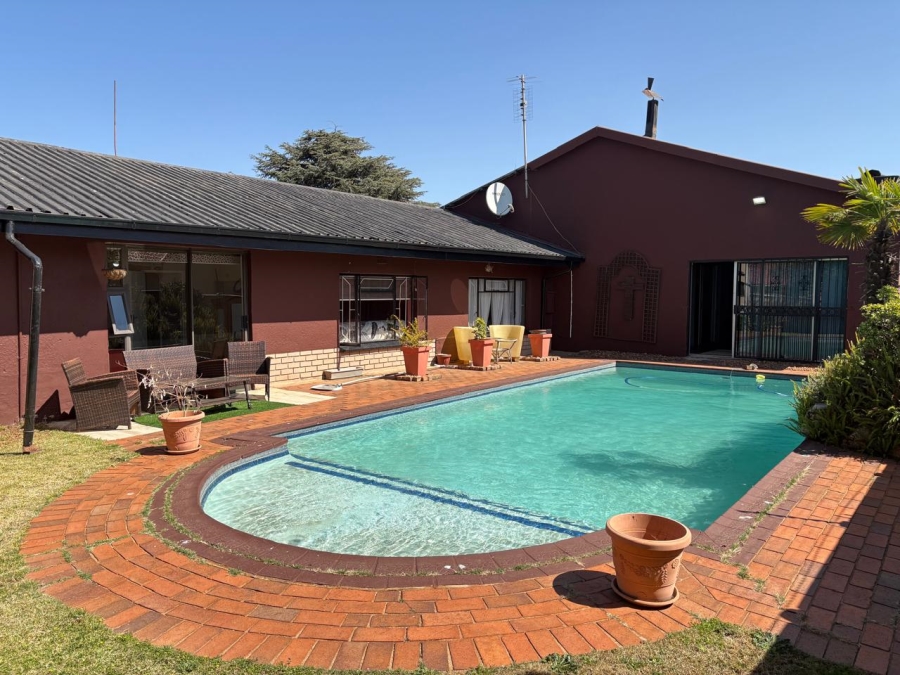 5 Bedroom Property for Sale in Witpoortjie Gauteng