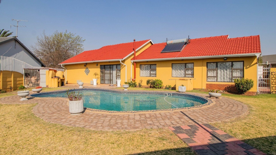 4 Bedroom Property for Sale in Mackenzie Park Gauteng