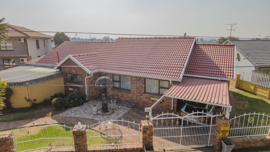 4 Bedroom Property for Sale in Mackenzie Park Gauteng