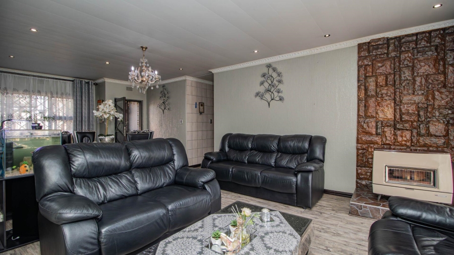 4 Bedroom Property for Sale in Mackenzie Park Gauteng