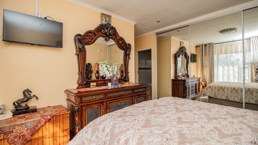 4 Bedroom Property for Sale in Mackenzie Park Gauteng