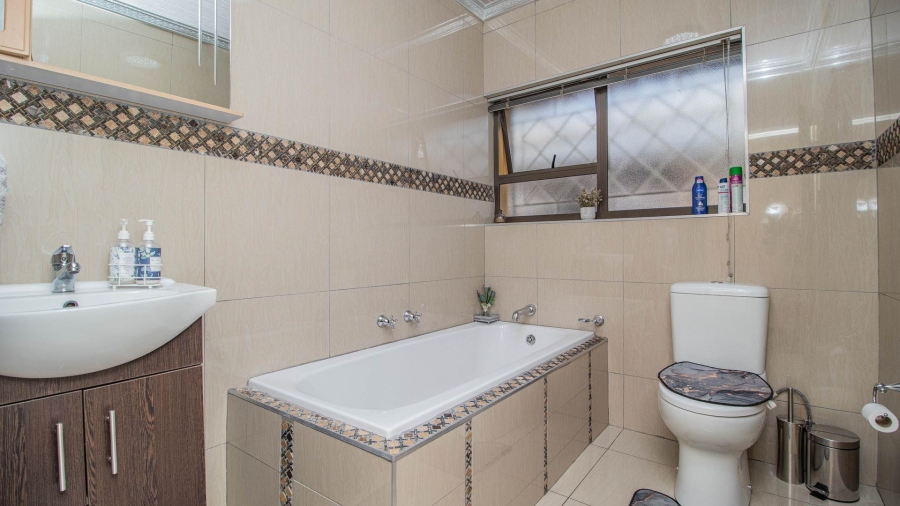 4 Bedroom Property for Sale in Mackenzie Park Gauteng