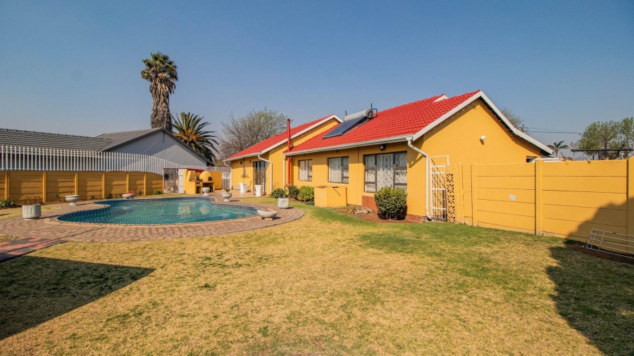 4 Bedroom Property for Sale in Mackenzie Park Gauteng