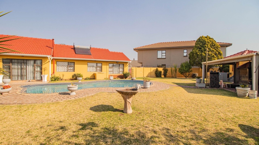 4 Bedroom Property for Sale in Mackenzie Park Gauteng