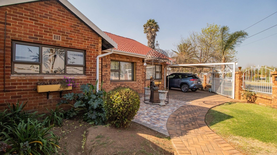 4 Bedroom Property for Sale in Mackenzie Park Gauteng