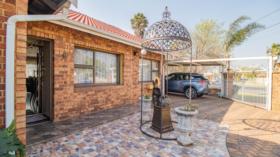 4 Bedroom Property for Sale in Mackenzie Park Gauteng