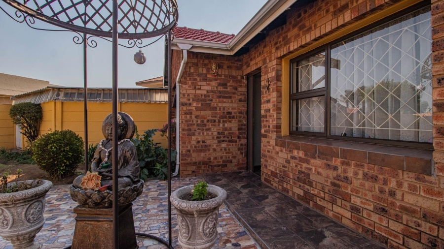 4 Bedroom Property for Sale in Mackenzie Park Gauteng