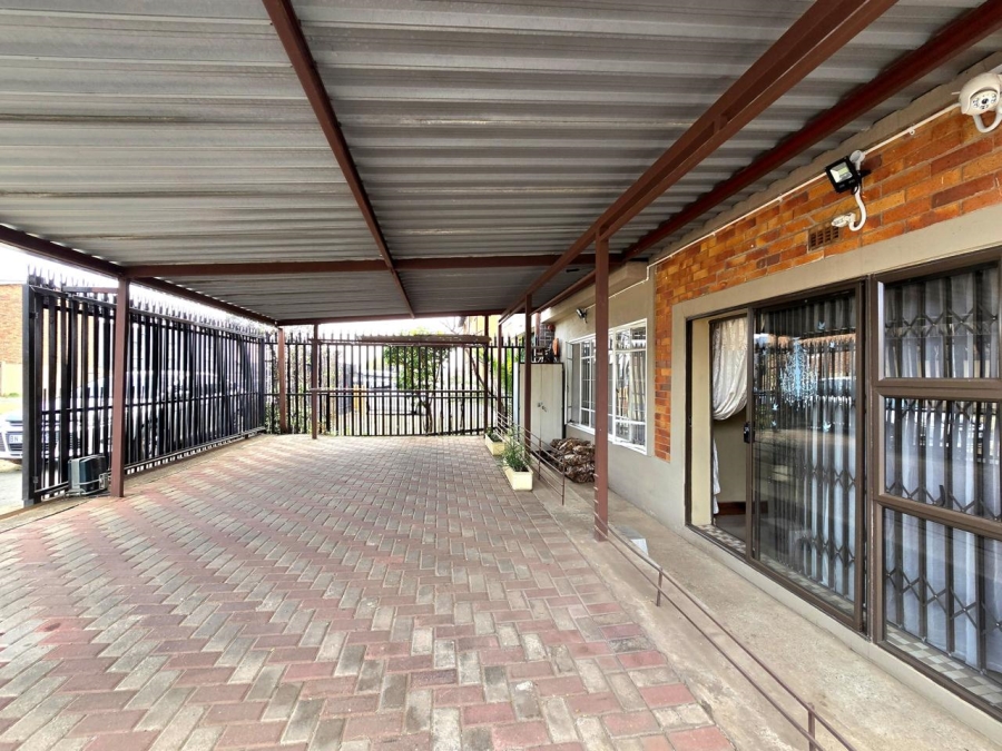 3 Bedroom Property for Sale in Roseacres Gauteng