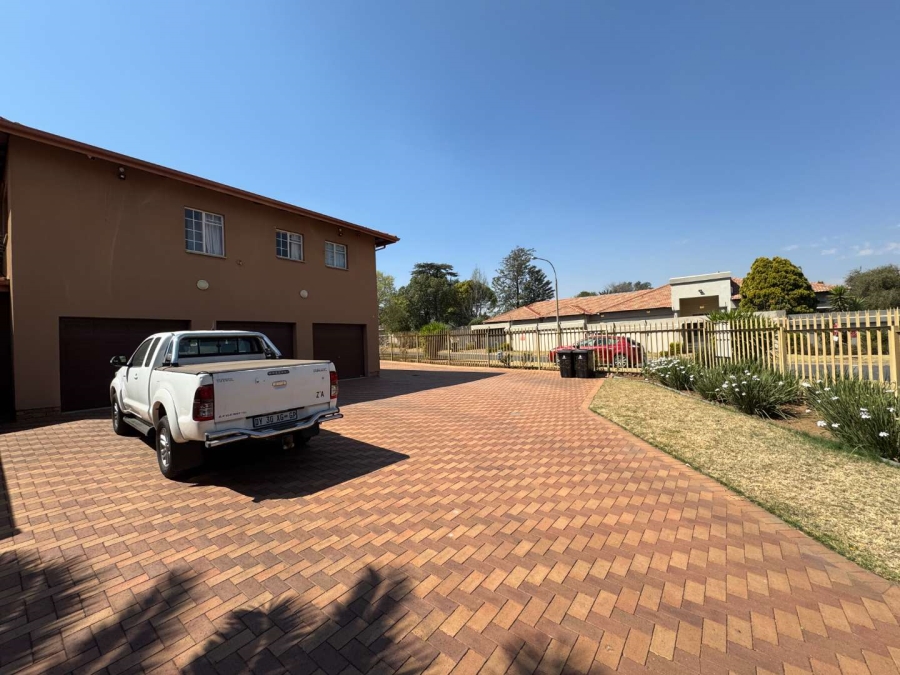 6 Bedroom Property for Sale in Brackendowns Gauteng