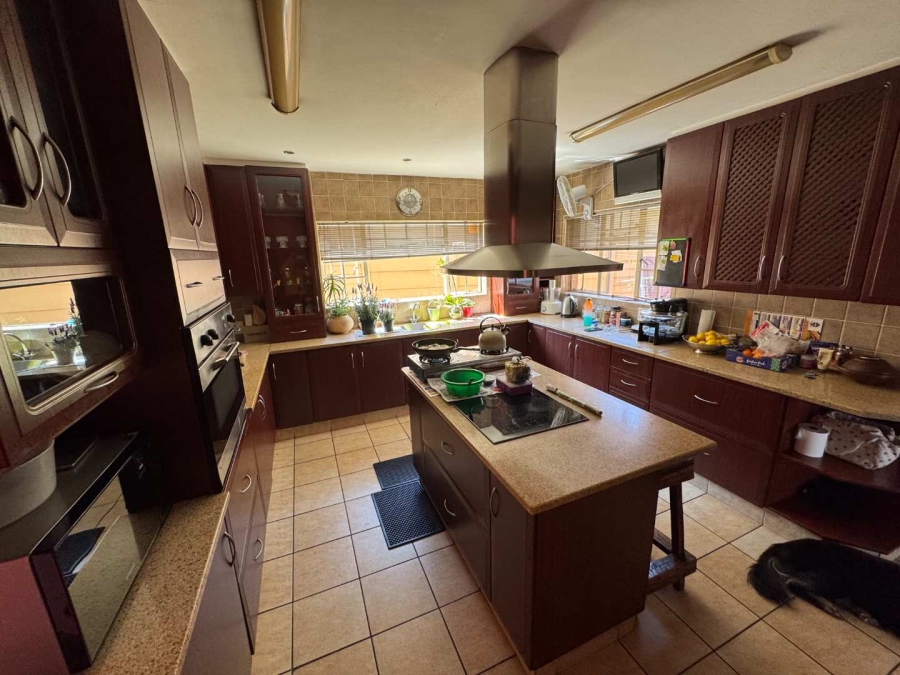 6 Bedroom Property for Sale in Brackendowns Gauteng