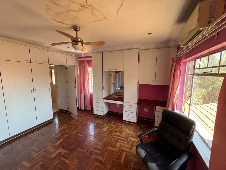 6 Bedroom Property for Sale in Brackendowns Gauteng