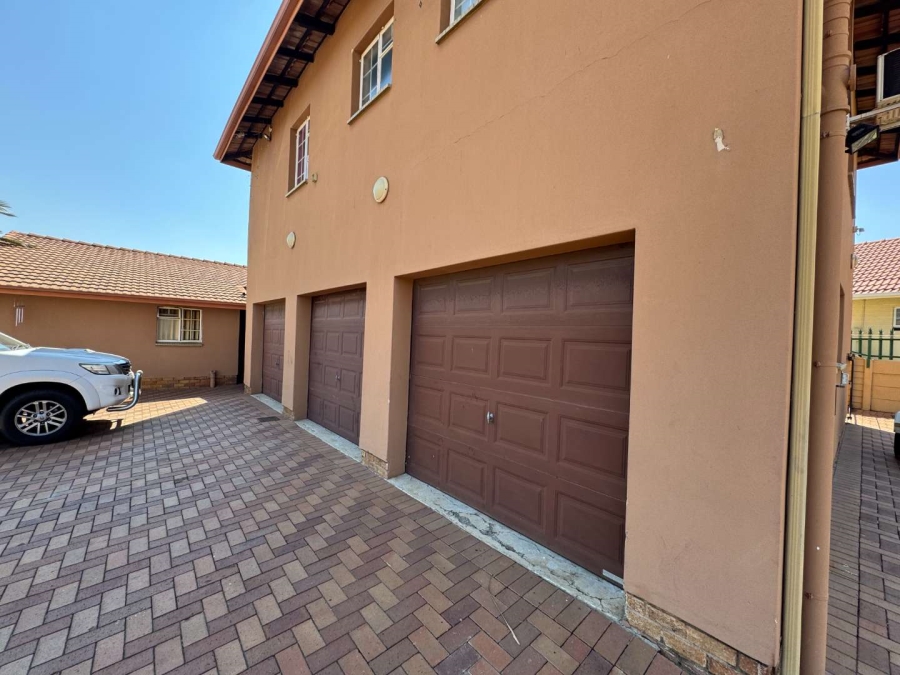 6 Bedroom Property for Sale in Brackendowns Gauteng