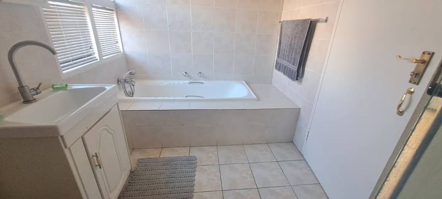 1 Bedroom Property for Sale in Mondeor Gauteng