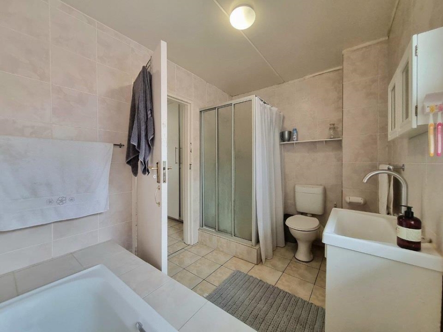 1 Bedroom Property for Sale in Mondeor Gauteng