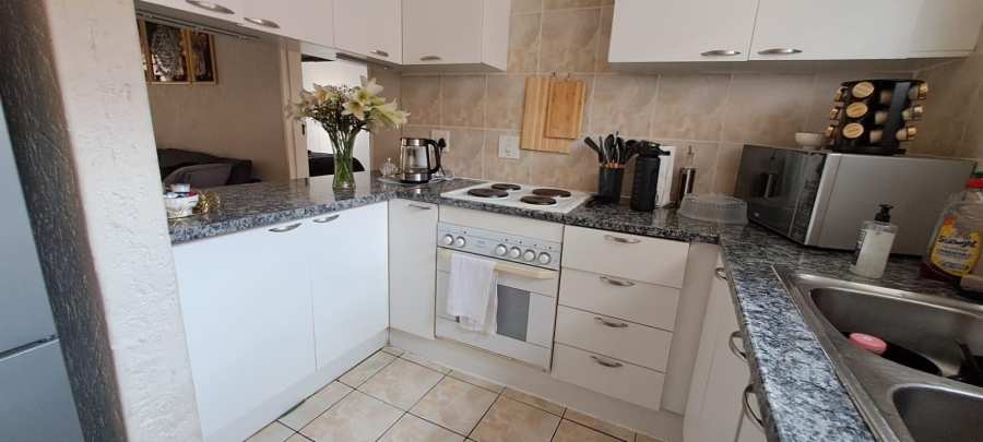 1 Bedroom Property for Sale in Mondeor Gauteng