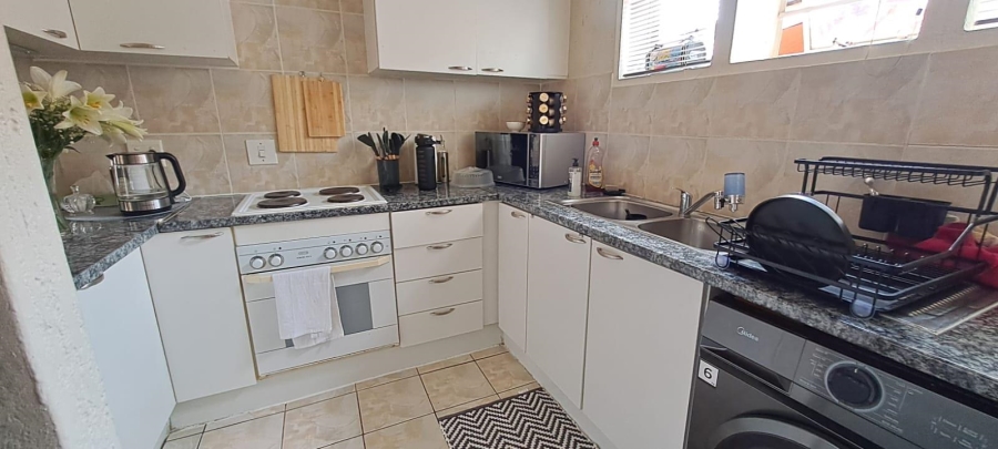 1 Bedroom Property for Sale in Mondeor Gauteng