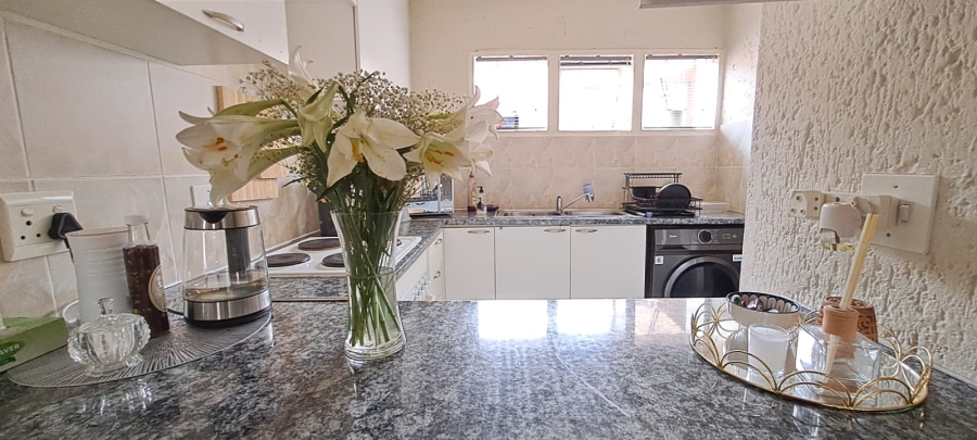 1 Bedroom Property for Sale in Mondeor Gauteng