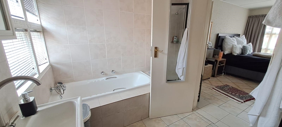 1 Bedroom Property for Sale in Mondeor Gauteng
