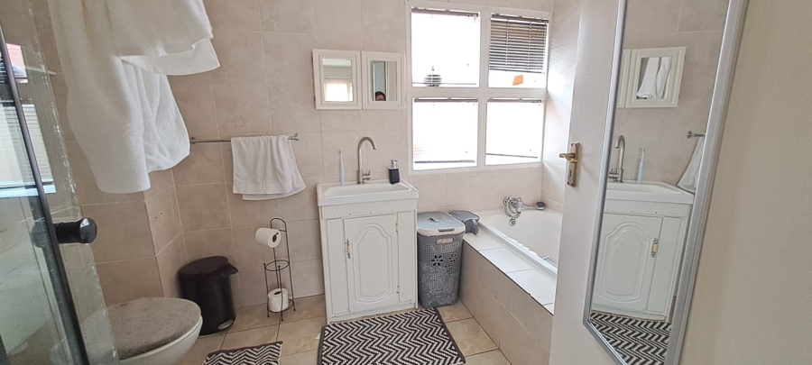 1 Bedroom Property for Sale in Mondeor Gauteng