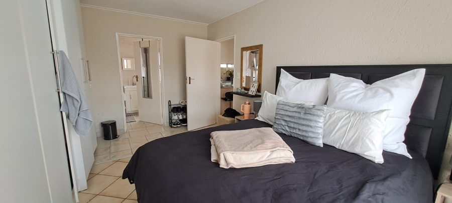1 Bedroom Property for Sale in Mondeor Gauteng