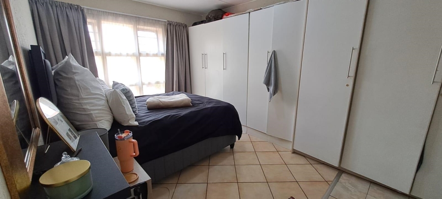1 Bedroom Property for Sale in Mondeor Gauteng