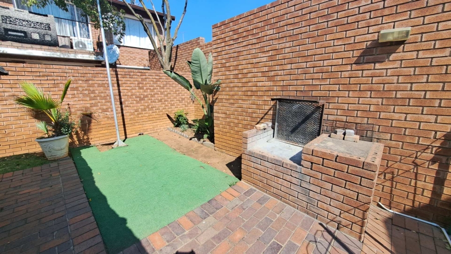 To Let 2 Bedroom Property for Rent in Ferndale Gauteng