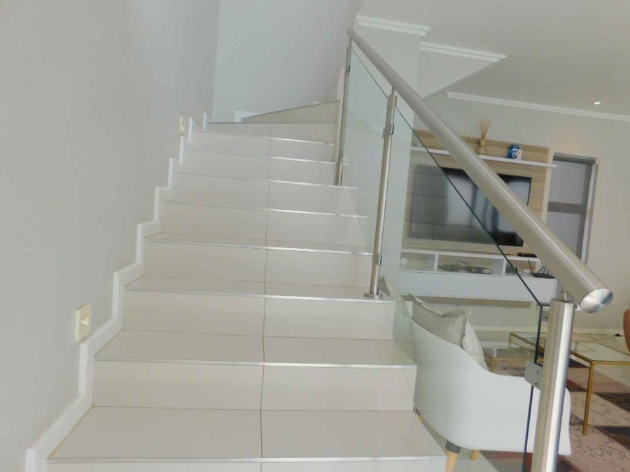 To Let 4 Bedroom Property for Rent in Bryanston Gauteng