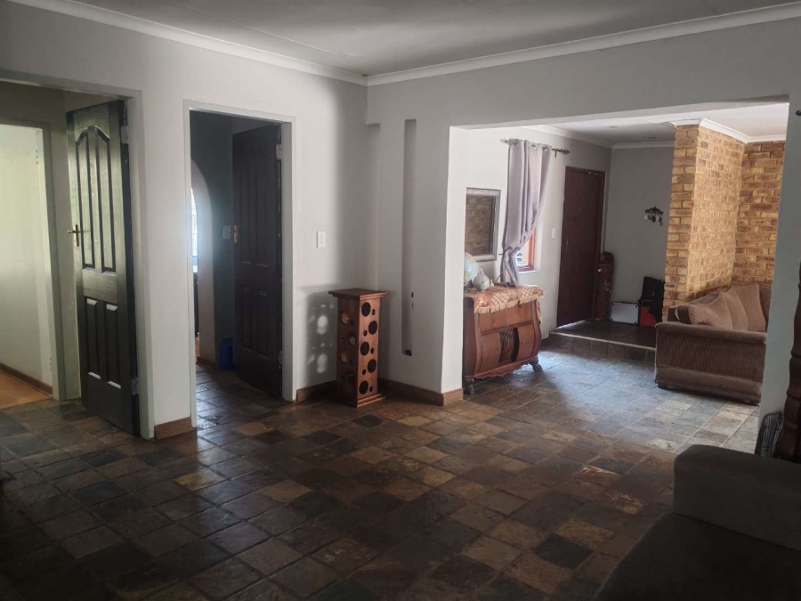 5 Bedroom Property for Sale in Eldoraigne Gauteng