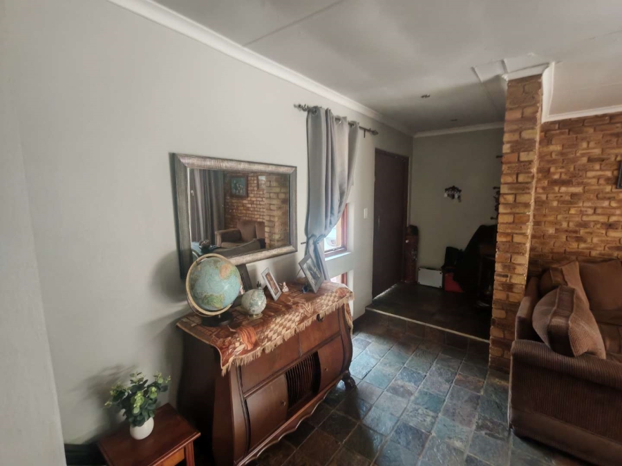 5 Bedroom Property for Sale in Eldoraigne Gauteng