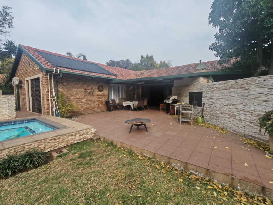5 Bedroom Property for Sale in Eldoraigne Gauteng