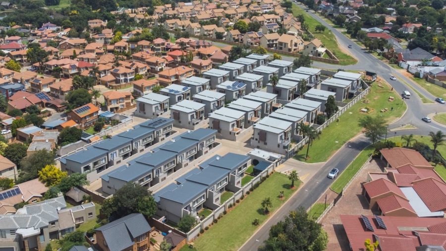 To Let 3 Bedroom Property for Rent in Glen Marais Gauteng
