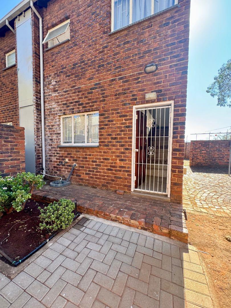 1 Bedroom Property for Sale in Pierre Van Ryneveld Gauteng