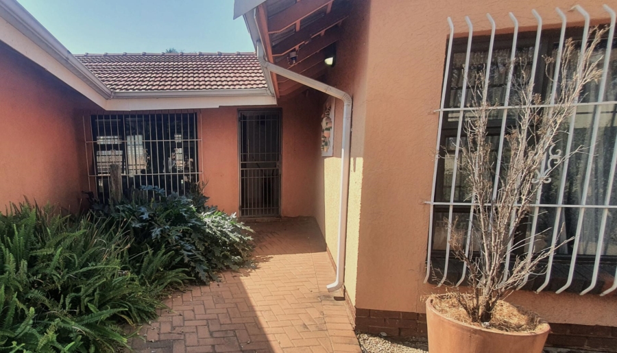 5 Bedroom Property for Sale in Verwoerdpark Gauteng
