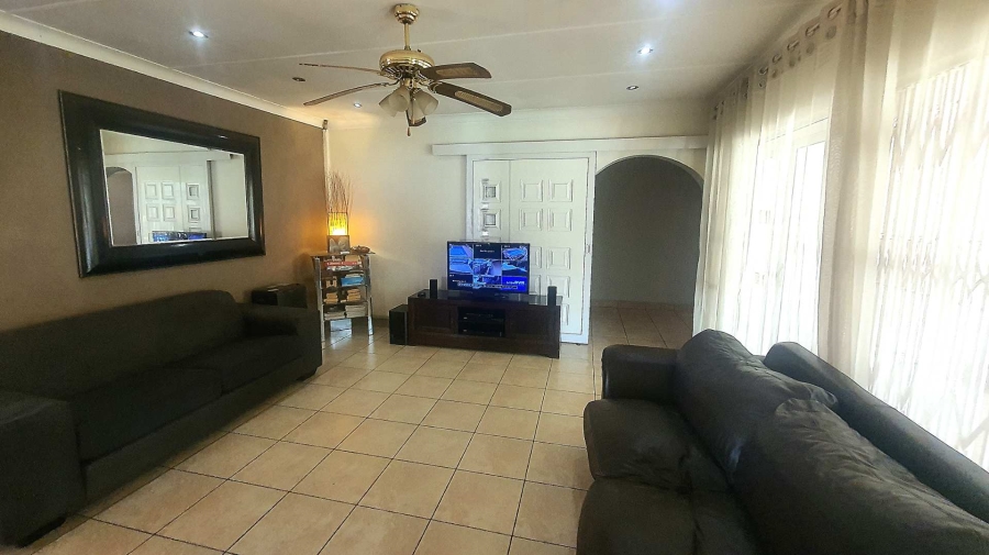5 Bedroom Property for Sale in Verwoerdpark Gauteng