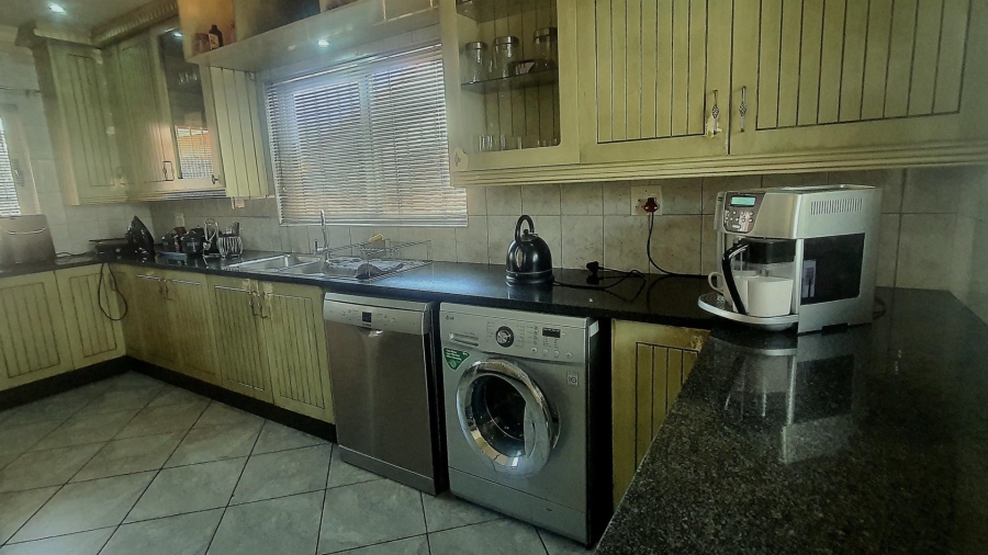 5 Bedroom Property for Sale in Verwoerdpark Gauteng