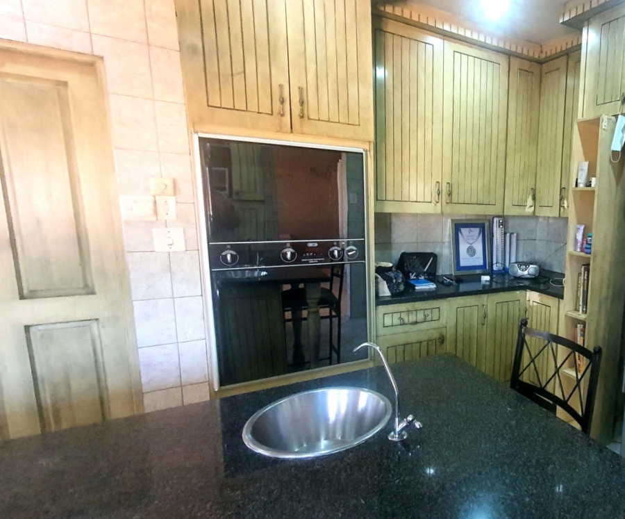 5 Bedroom Property for Sale in Verwoerdpark Gauteng
