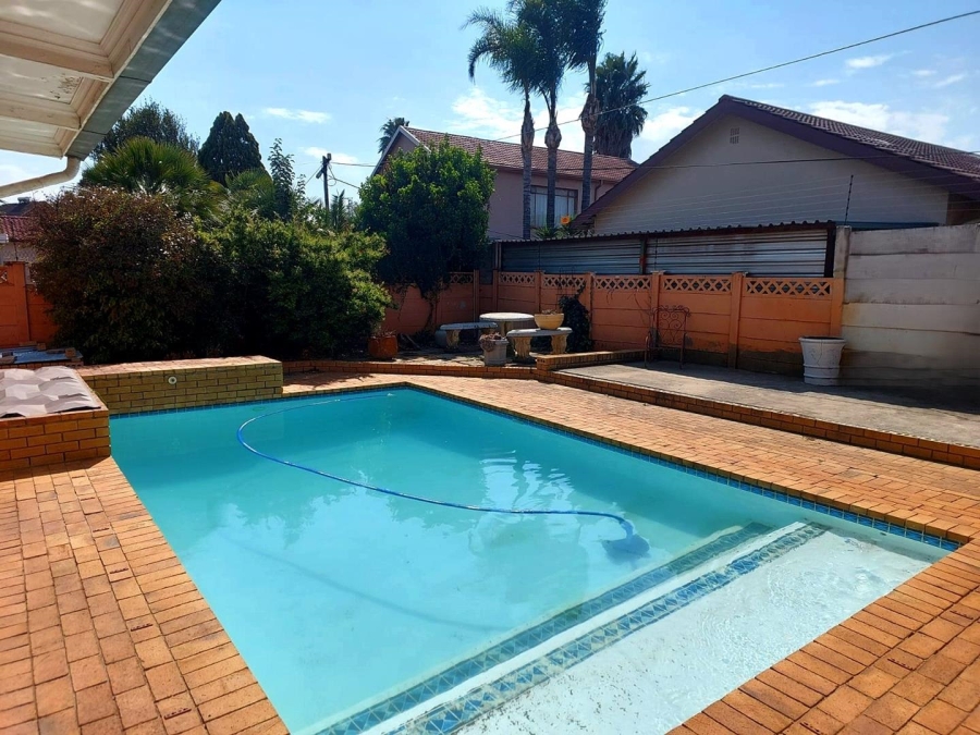 5 Bedroom Property for Sale in Verwoerdpark Gauteng