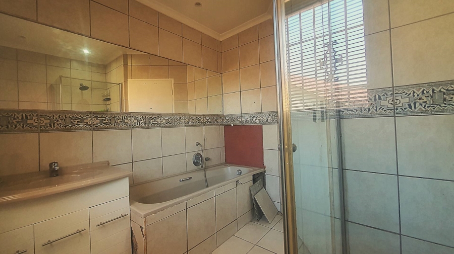 5 Bedroom Property for Sale in Verwoerdpark Gauteng