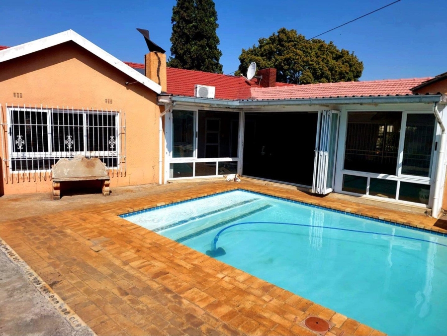 5 Bedroom Property for Sale in Verwoerdpark Gauteng