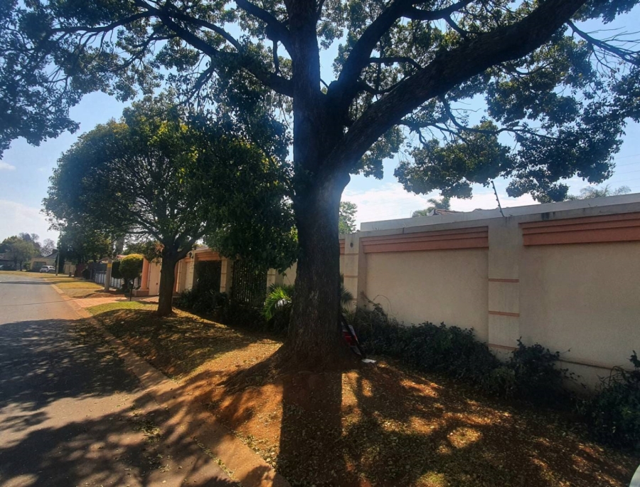 5 Bedroom Property for Sale in Verwoerdpark Gauteng