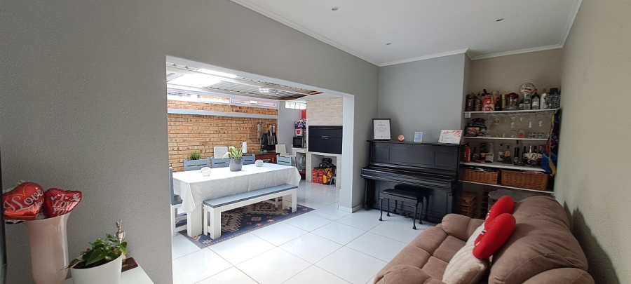 3 Bedroom Property for Sale in New Redruth Gauteng